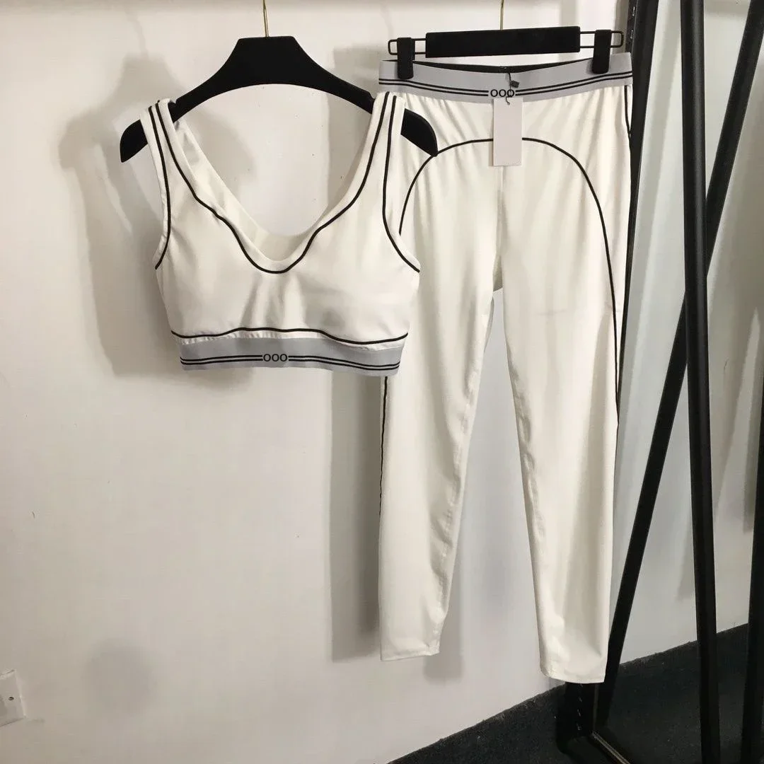 Tanktop en broek, tweedelig ad - Pilates Yoga Stretching recensie en prijs